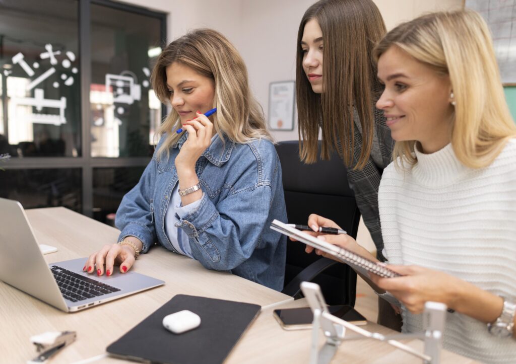 mujeres-empresarias-trabajando-juntas